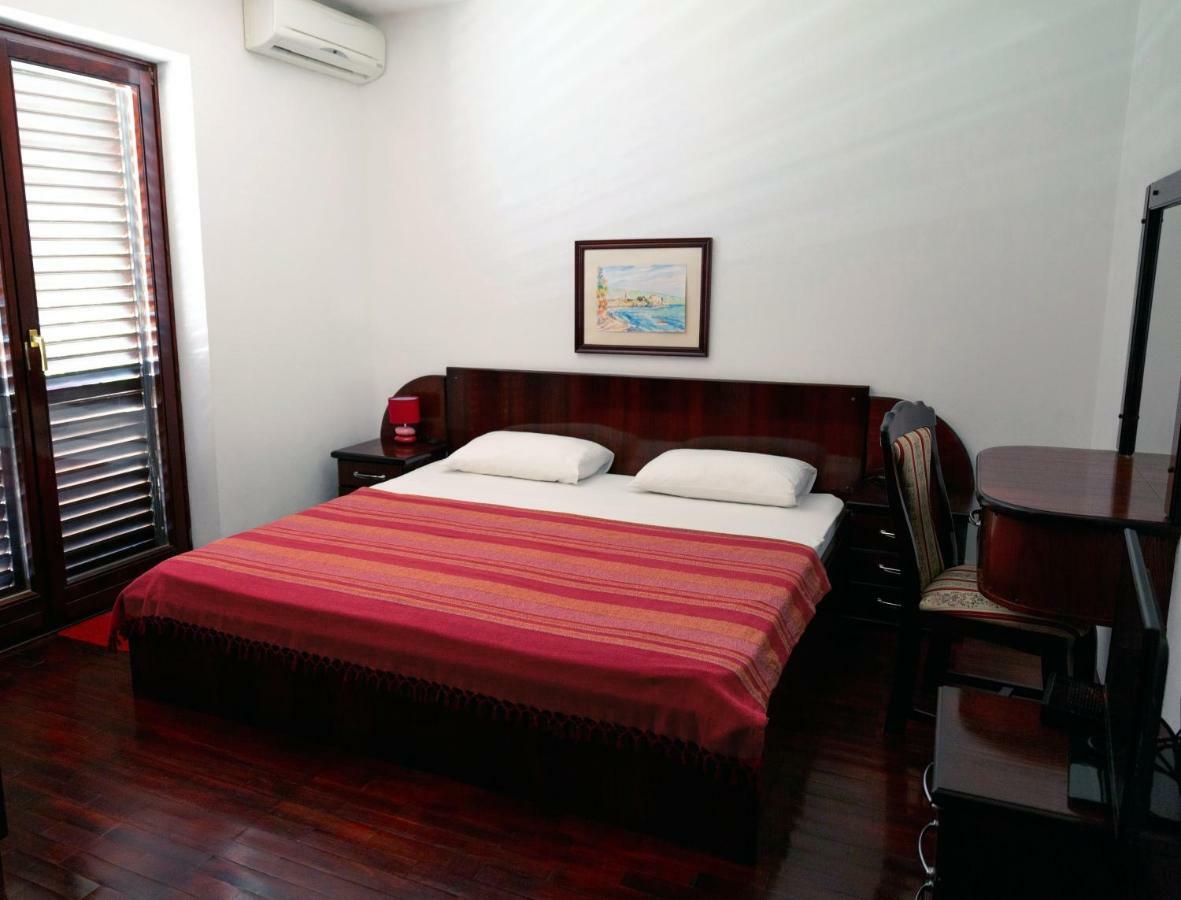Villa Sara Guesthouse Sveti Stefan Extérieur photo