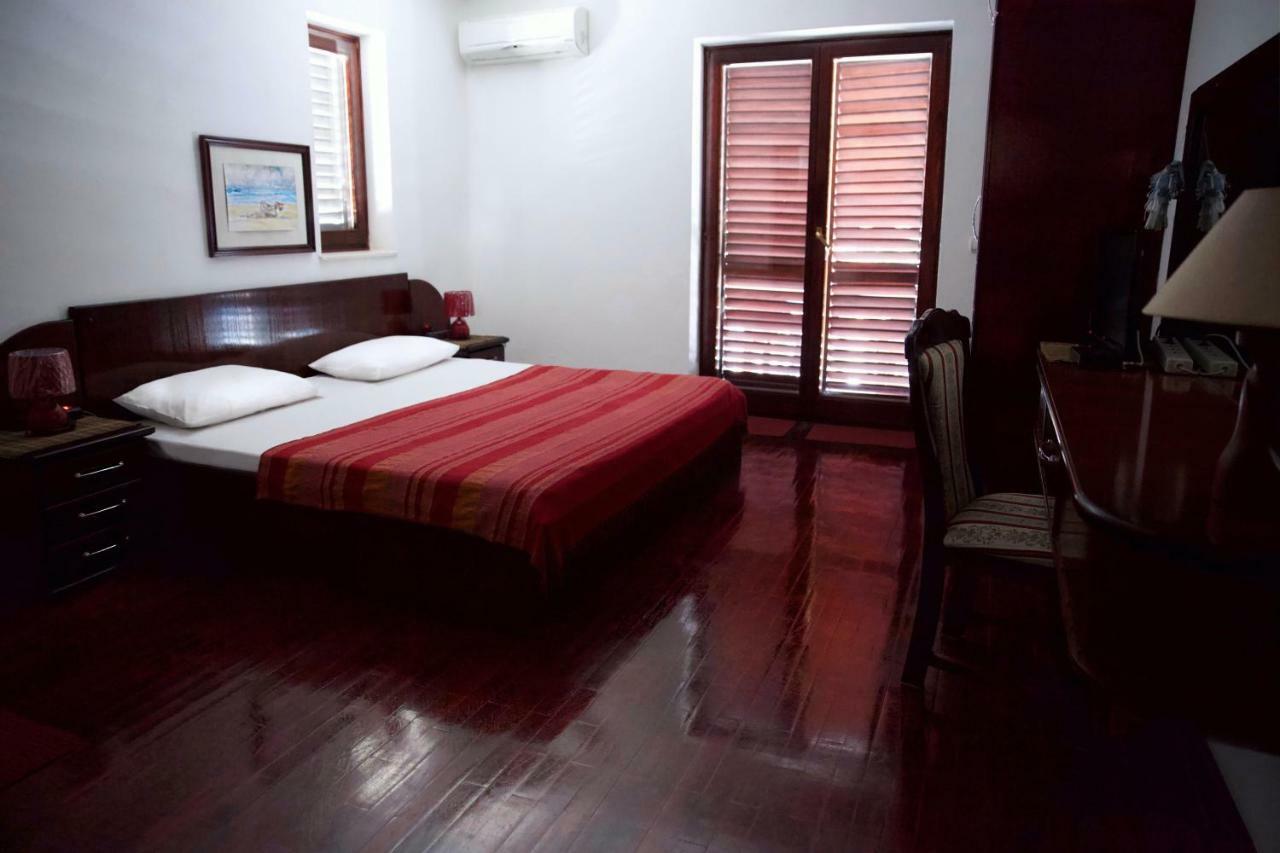Villa Sara Guesthouse Sveti Stefan Extérieur photo